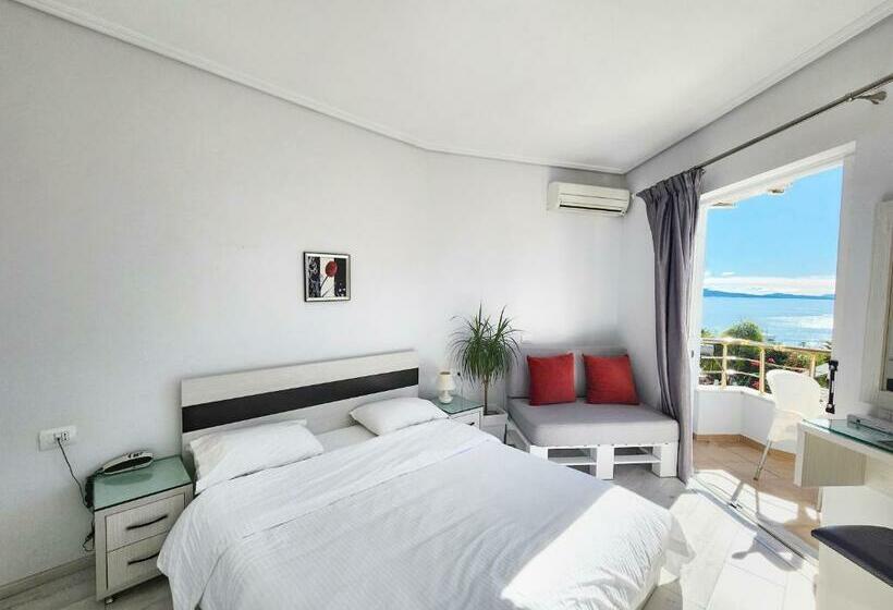 غرفة قياسية مطلّة علي البحر, Joan