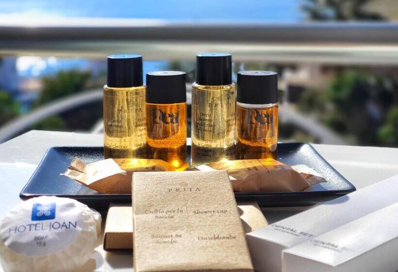 غرفة عائلية مطلّة علي البحر, Joan