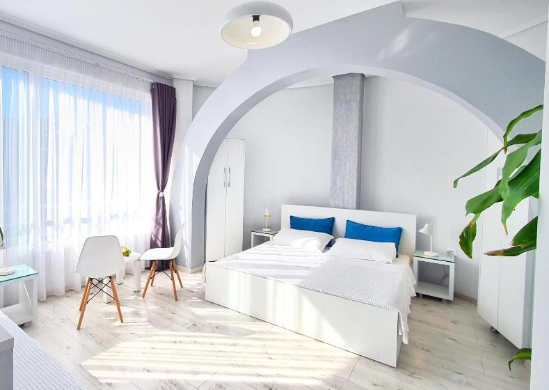 غرفة عائلية مطلّة علي البحر, Joan