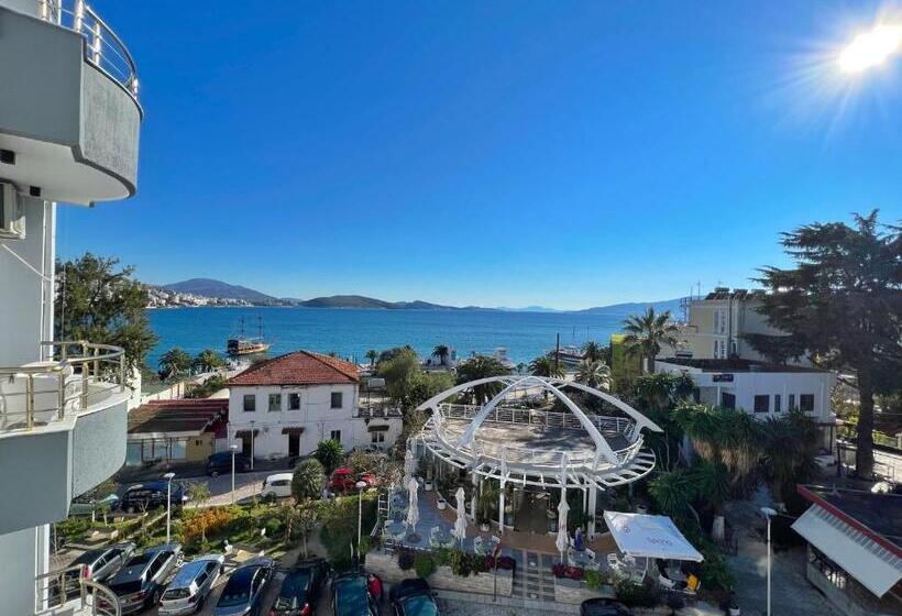 غرفة عائلية مطلّة علي البحر, Joan