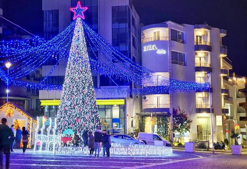 غرفة عائلية, Joan