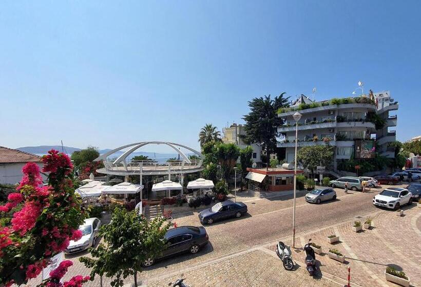 غرفة عائلية, Joan