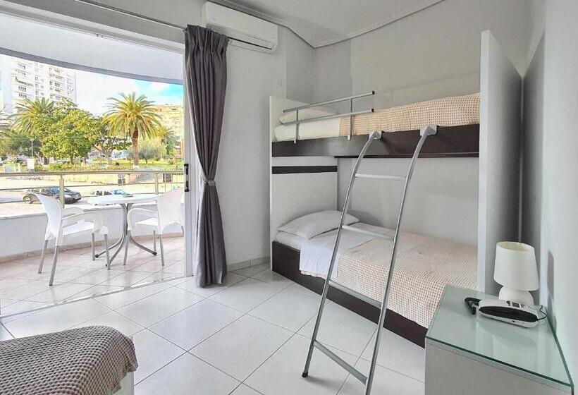 غرفة عائلية, Joan