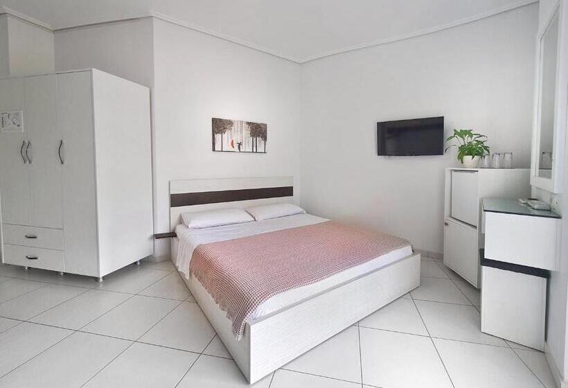 غرفة عائلية, Joan