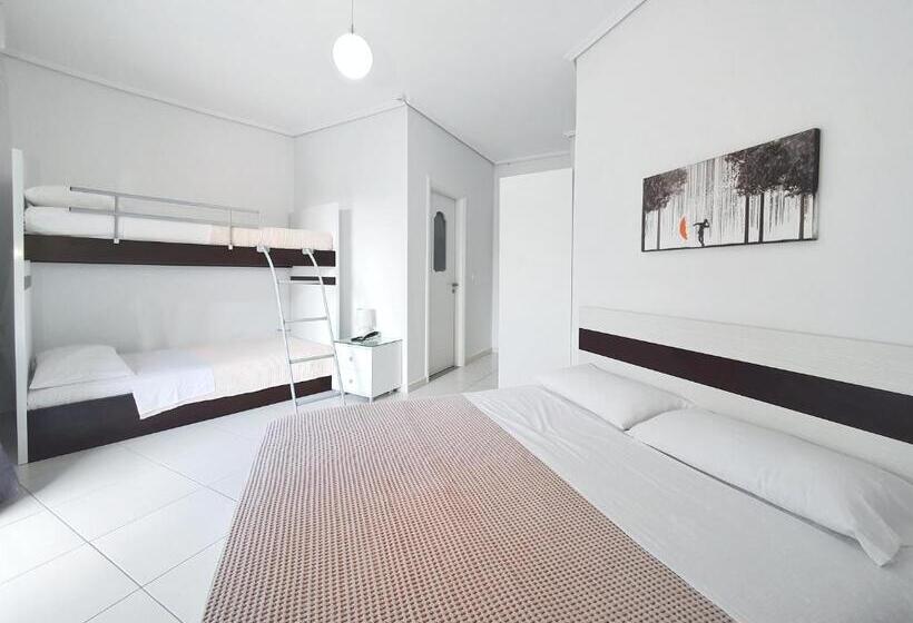 غرفة عائلية, Joan