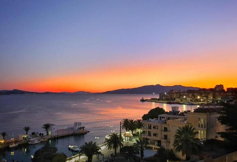 غرفة ديلوكس مطلّة علي البحر مزوَّدة بشُرفة, Joan