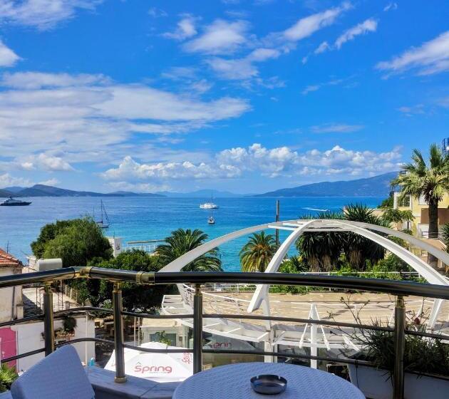 غرفة ديلوكس مطلّة علي البحر مزوَّدة بشُرفة, Joan