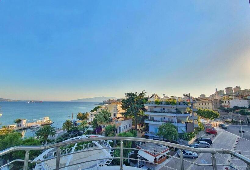 غرفة أساسية, Joan