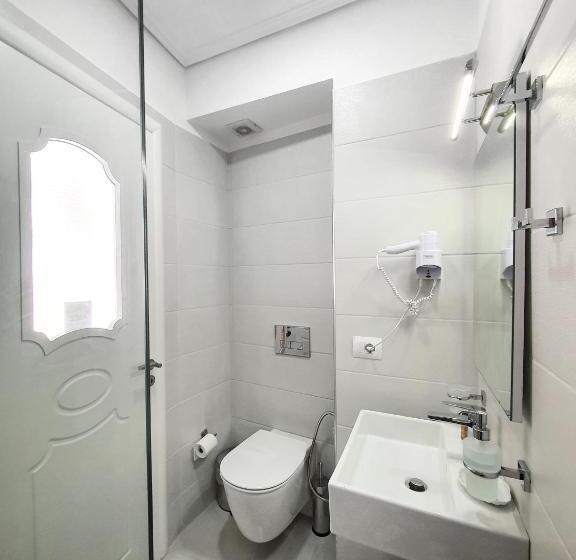 غرفة أساسية, Joan