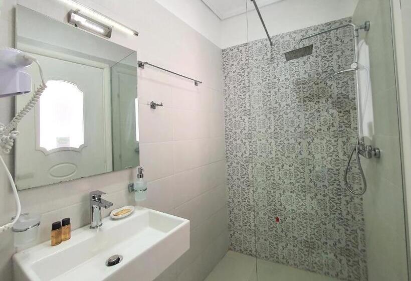 غرفة أساسية, Joan