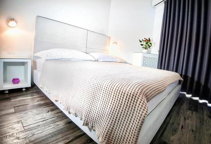 غرفة أساسية, Joan