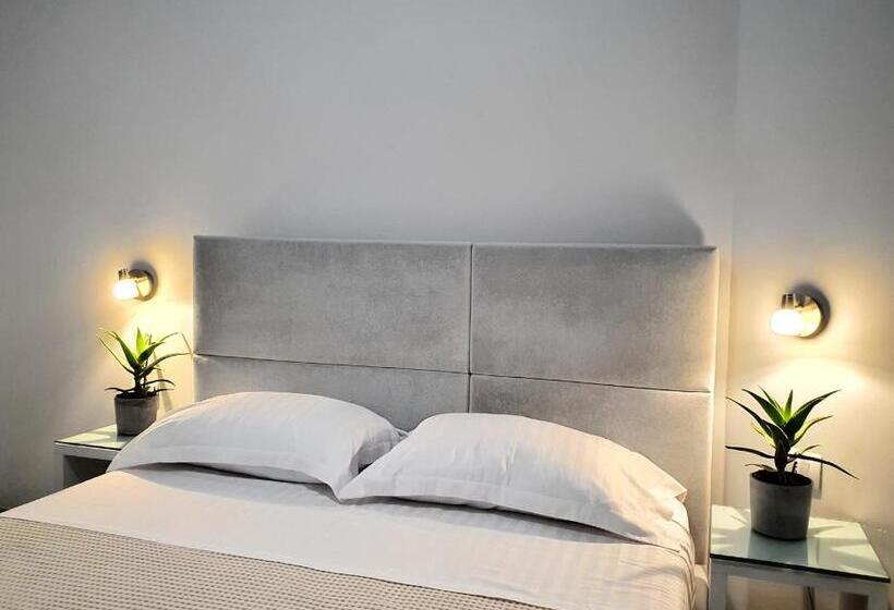 غرفة أساسية, Joan