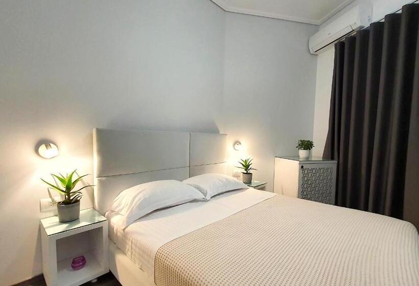 غرفة أساسية, Joan