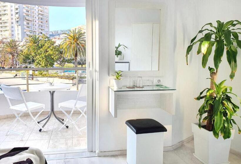 غرفة قياسية مزوَّدة بشُرفة, Joan