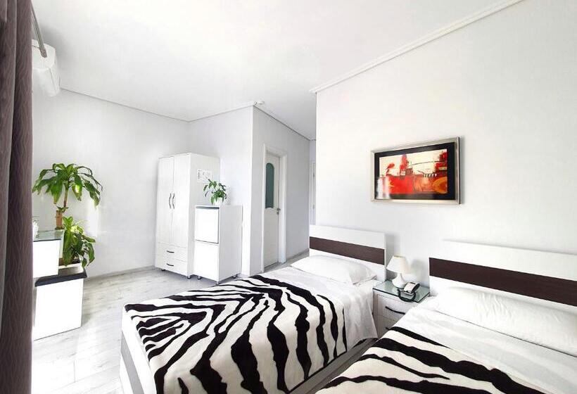 غرفة قياسية مزوَّدة بشُرفة, Joan