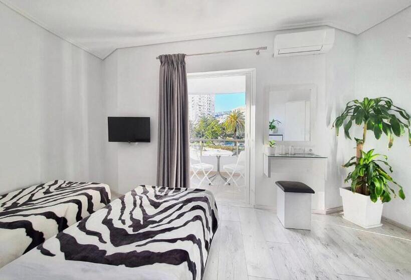 غرفة قياسية مزوَّدة بشُرفة, Joan