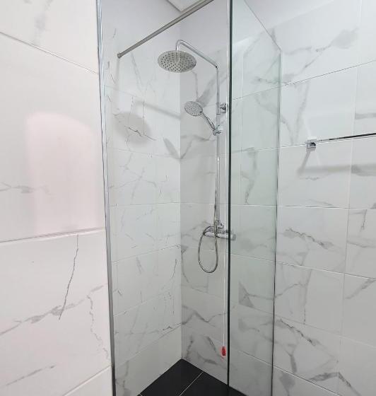 غرفة عائلية, Joan