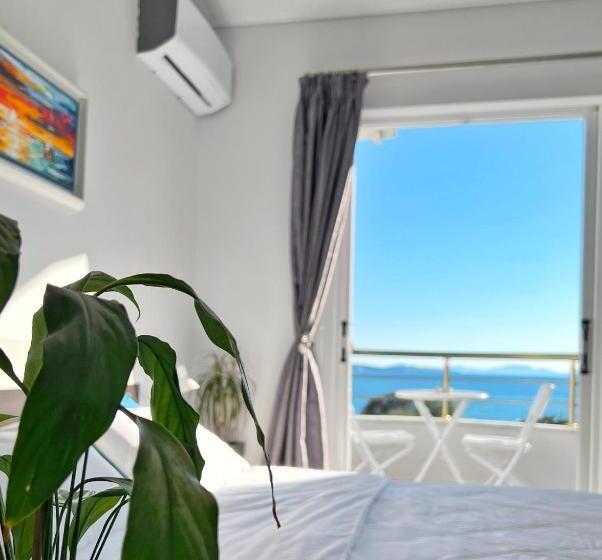 غرفة عائلية, Joan