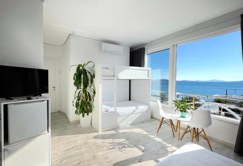 غرفة عائلية مطلّة علي البحر, Joan