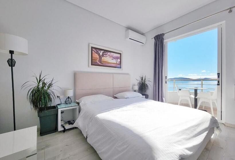 جناح جونيور مطلّ علي البحر, Joan