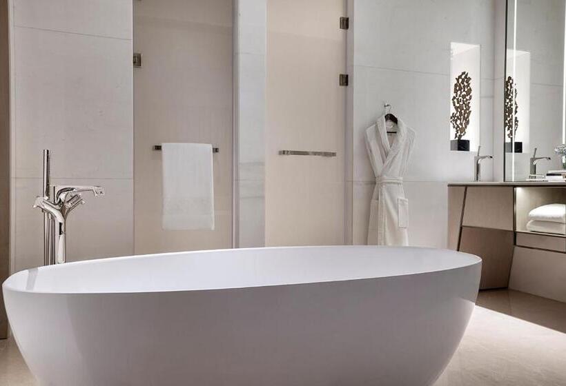 חדר דלוקס,מיטת קינג עם נוף לעיר, The St. Regis Riyadh