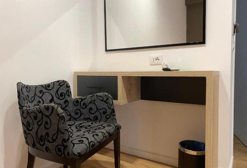 Habitació Triple Deluxe, Augusto Rooms