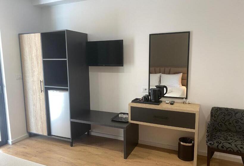 اتاق استاندارد سه تخته با بالکن, Augusto Rooms