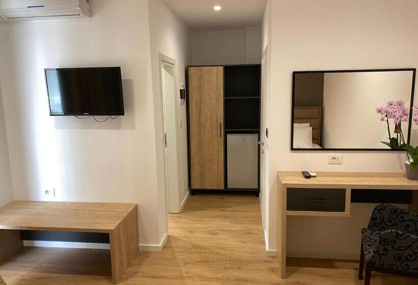 اتاق استاندارد سه نفره, Augusto Rooms