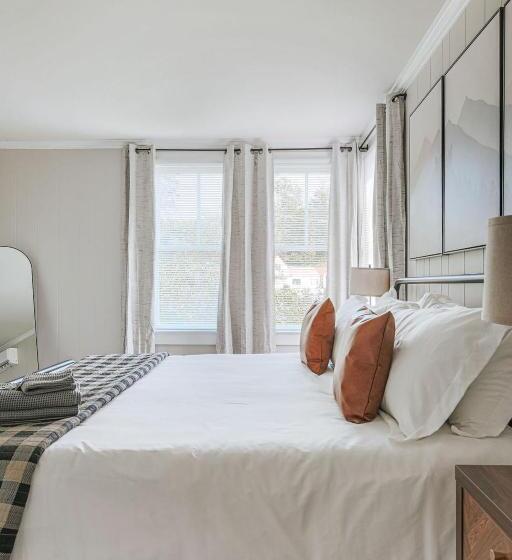 ２ベッドルームアパートメント, Camp Tidbit