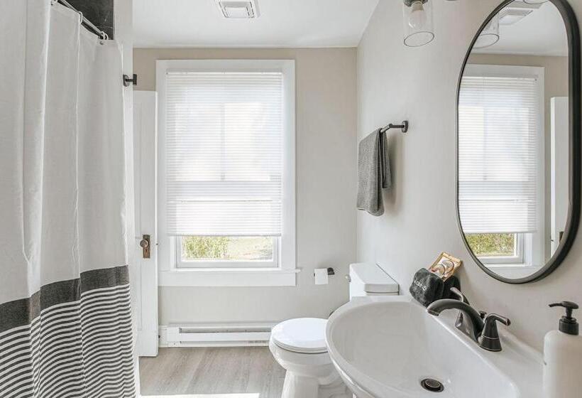 ２ベッドルームアパートメント, Camp Tidbit