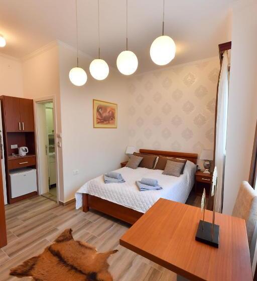 اتاق لوکس, Prenoćište Dvorište