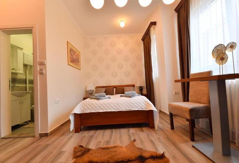 اتاق لوکس, Prenoćište Dvorište