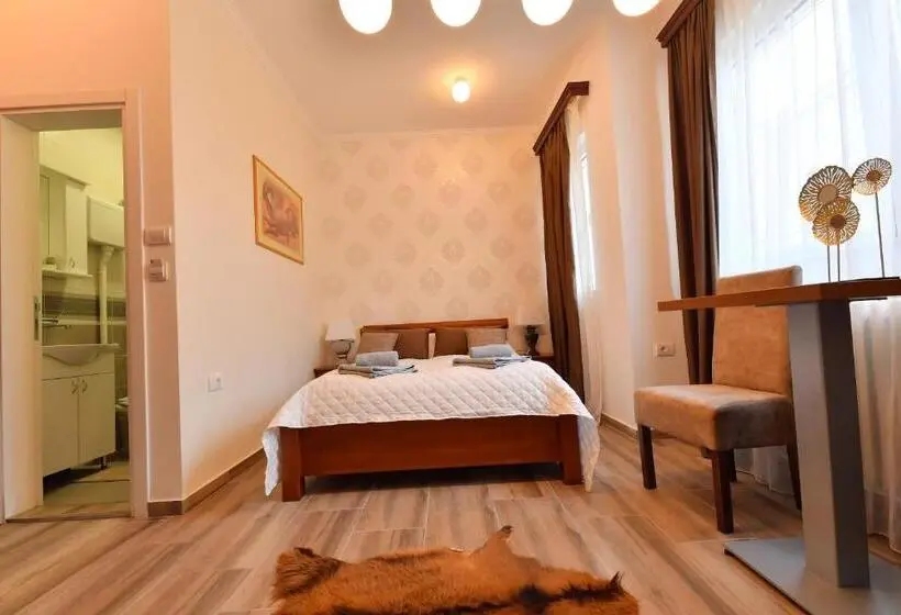 اتاق لوکس, Prenoćište Dvorište