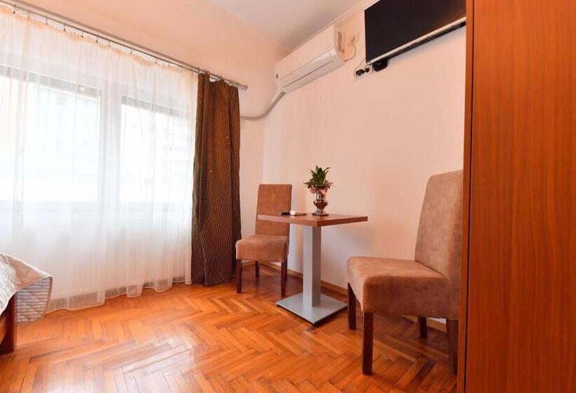 اتاق لوکس, Prenoćište Dvorište