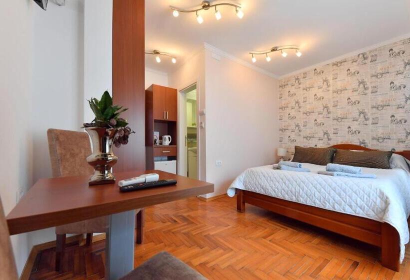 اتاق لوکس, Prenoćište Dvorište