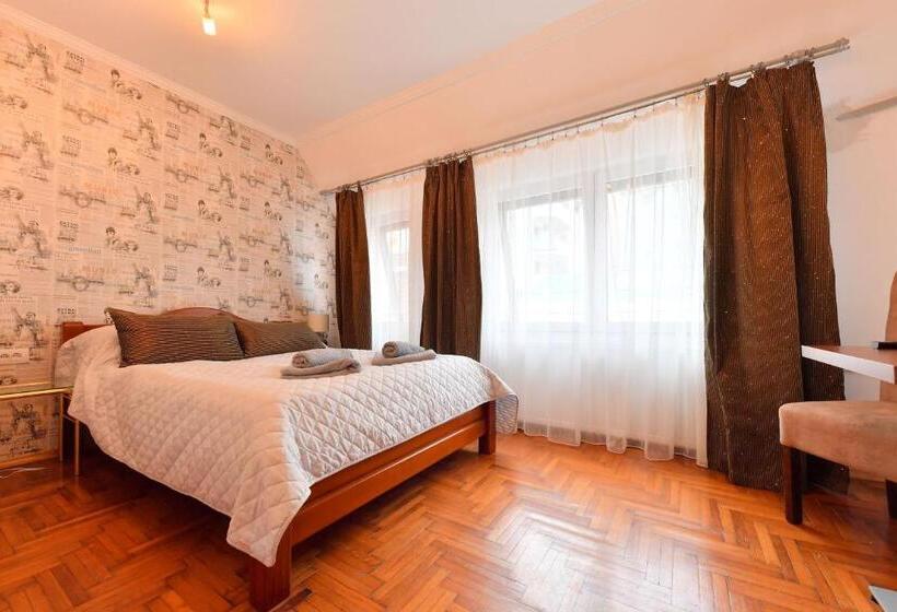 اتاق لوکس, Prenoćište Dvorište