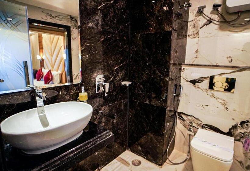 חדר דחוקס עם מיטת קינג, Gogol Beach Resort !! Luxury Room With Mesmerizing Sunset Views & Free Parking !!