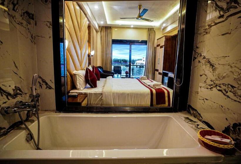 חדר דחוקס עם מיטת קינג, Gogol Beach Resort !! Luxury Room With Mesmerizing Sunset Views & Free Parking !!