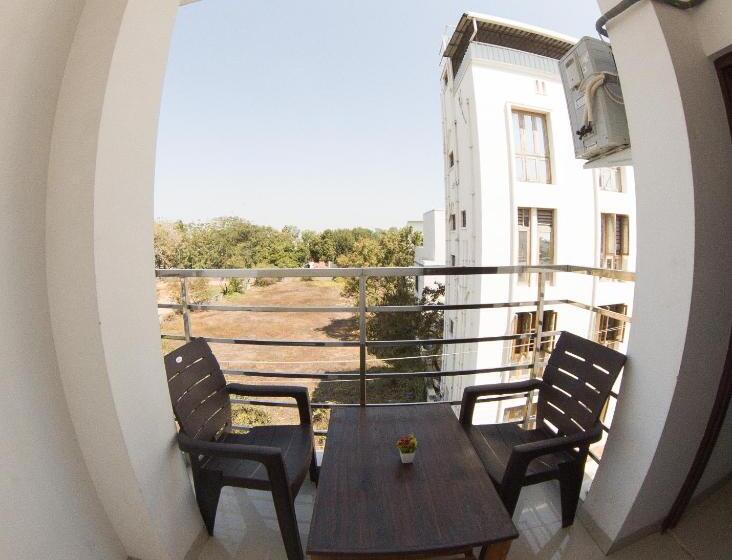 标准工作室带阳台, Royal Beach Service Apartment