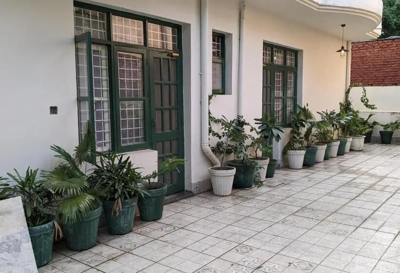Perhesviitti, 15 Verandah