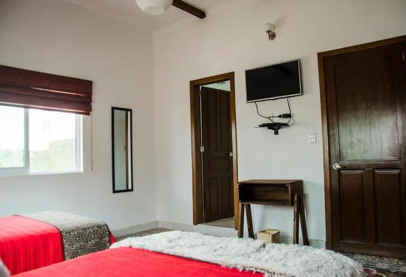 Трехместный Номер Стандарт Вид на Сад, H1915 Hotel Boutique