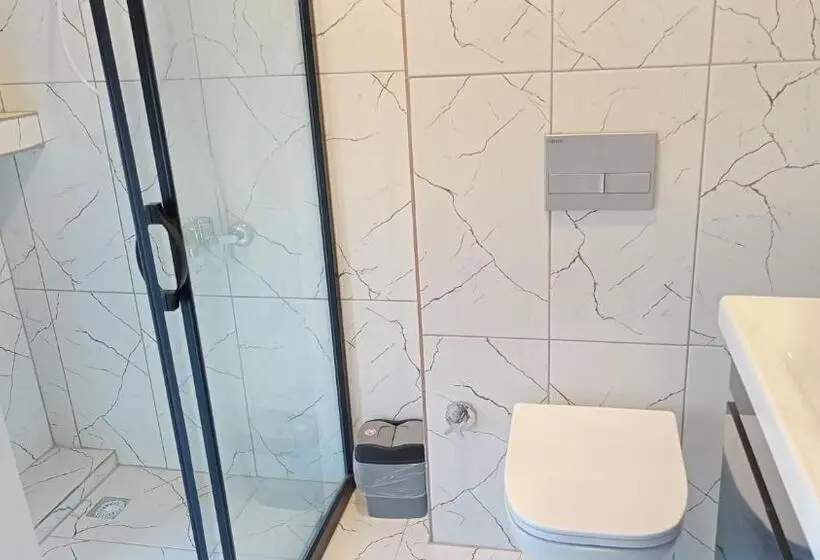Standard Kolmen Hengen Huone, Red Flag