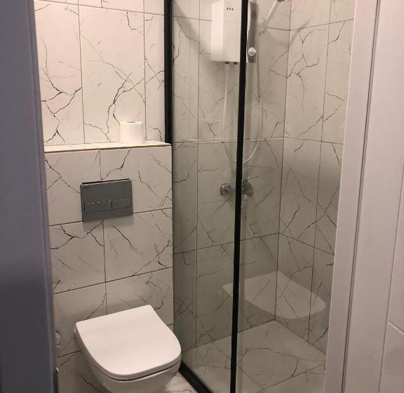 标准三人间, Red Flag