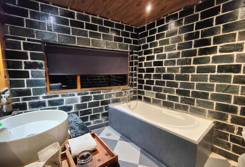 Семейное Бунгало, Great Empire