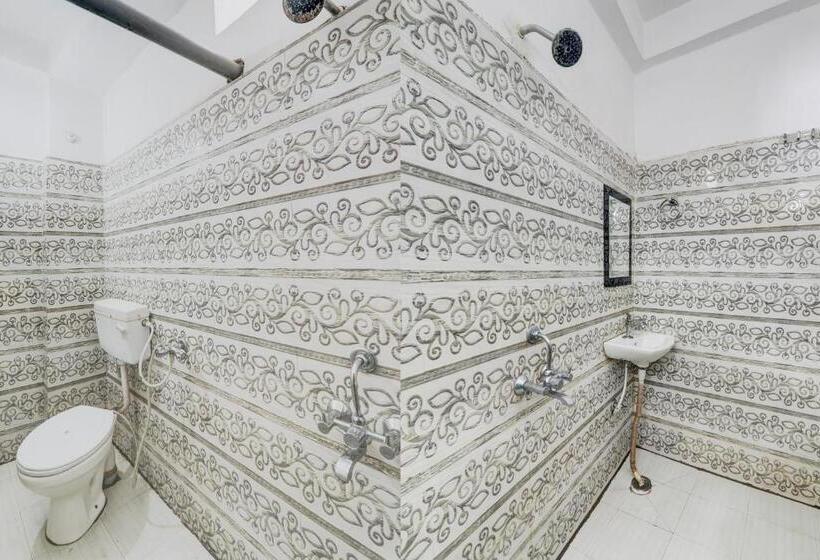 三人经典房间, Satyam Shivam Sundaram