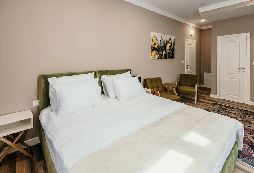 سوییت خانوادگی, Pansion Fawlty Towers Sarajevo