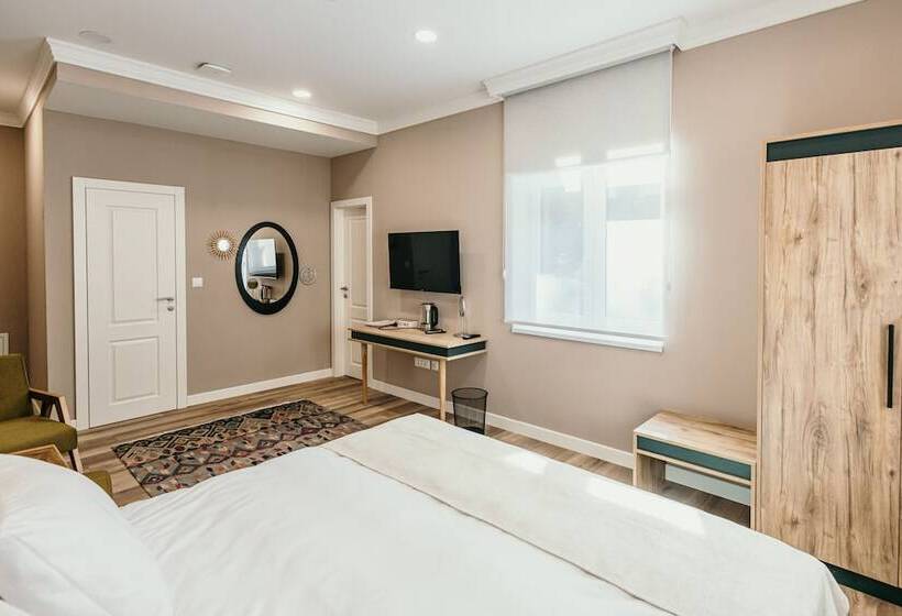 سوییت خانوادگی, Pansion Fawlty Towers Sarajevo