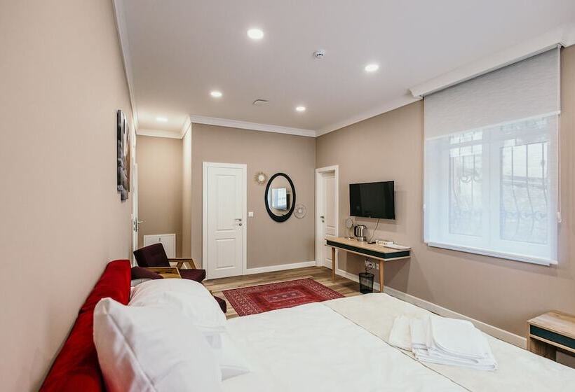 سوییت خانوادگی, Pansion Fawlty Towers Sarajevo