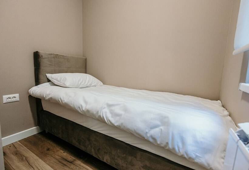 سوییت خانوادگی, Pansion Fawlty Towers Sarajevo