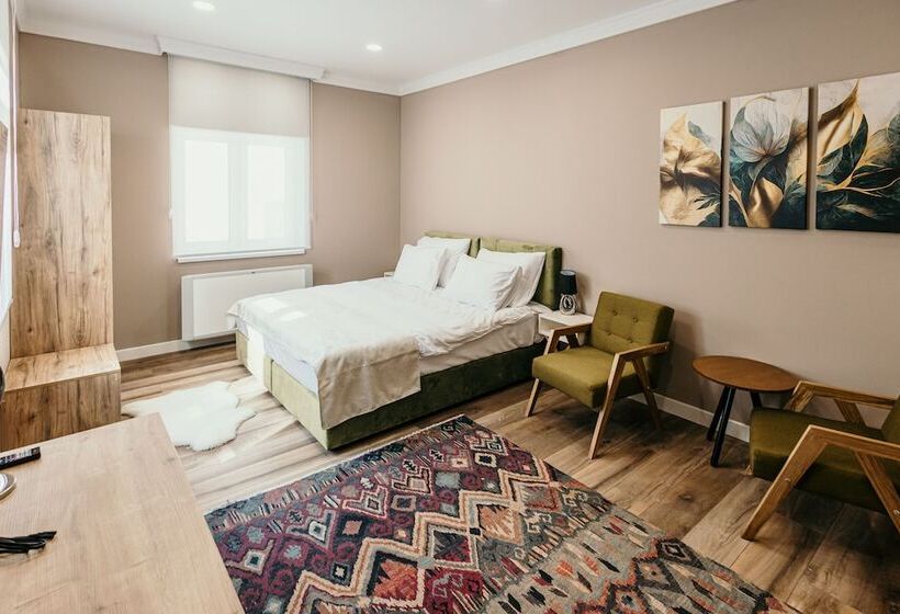 سوییت خانوادگی, Pansion Fawlty Towers Sarajevo